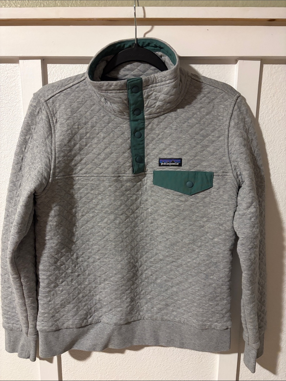 Patagonia Womenโs Quilted Snap T Pullover โ Light Gray with Teal Accents